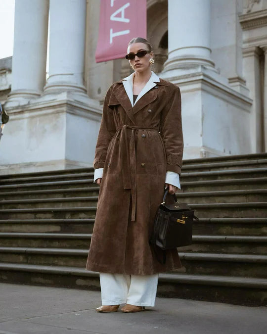 Damen Trenchcoat braun kombiniert mit Jeans und weißem Shirt