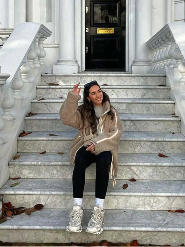 Teddyjacke beige Damen oversize mit Reißverschluss und hohen Kragen Freisteller