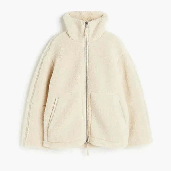Damen Teddyjacke weiß oversize kombiniert mit Leggings im Wohnzimmer