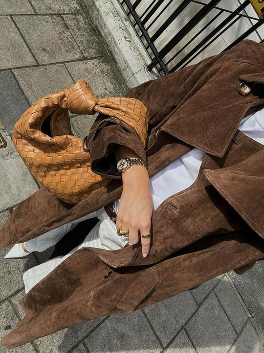 Rückansicht brauner Damen Trenchcoat mit Bindegürtel