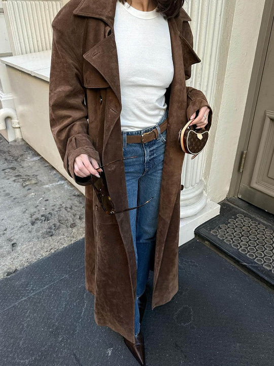 Damen Trenchcoat braun lässig kombiniert mit Jeans und Shirt Outdoor