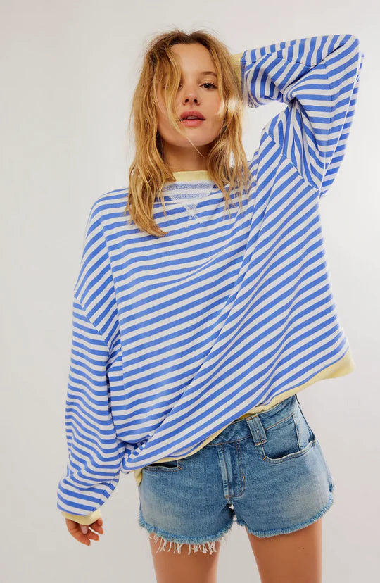 Damen Oversize Sweatshirt blau weiß gestreift lässig mit Jeansshorts
