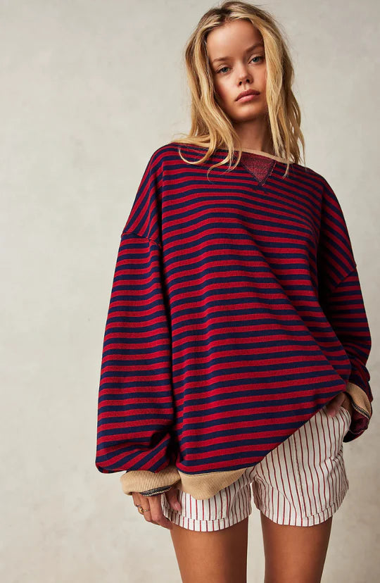 Damen Oversize Sweatshirt rot marine gestreift kombiniert mit Shorts