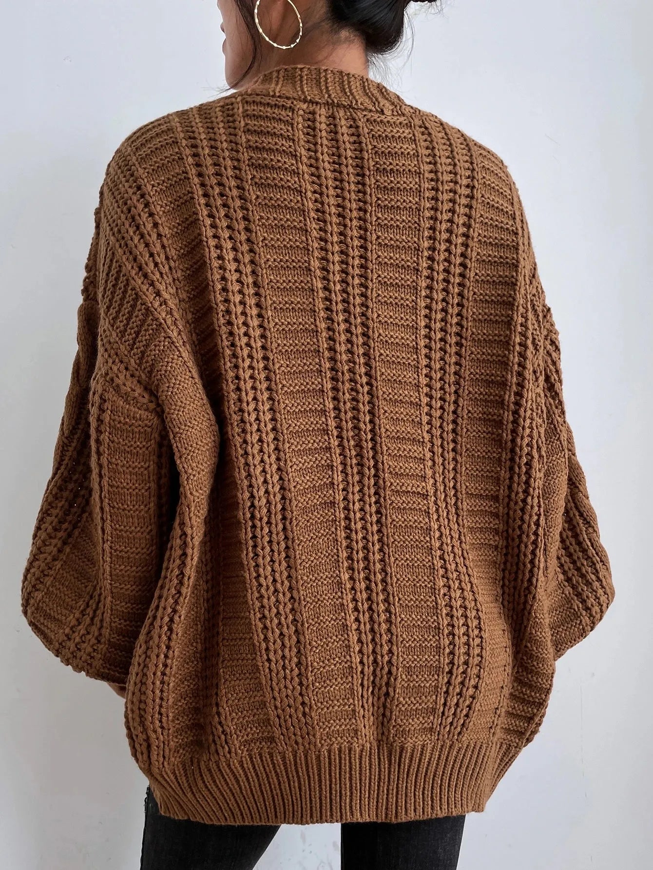 Rückansicht braune Strickjacke mit Zopfmuster