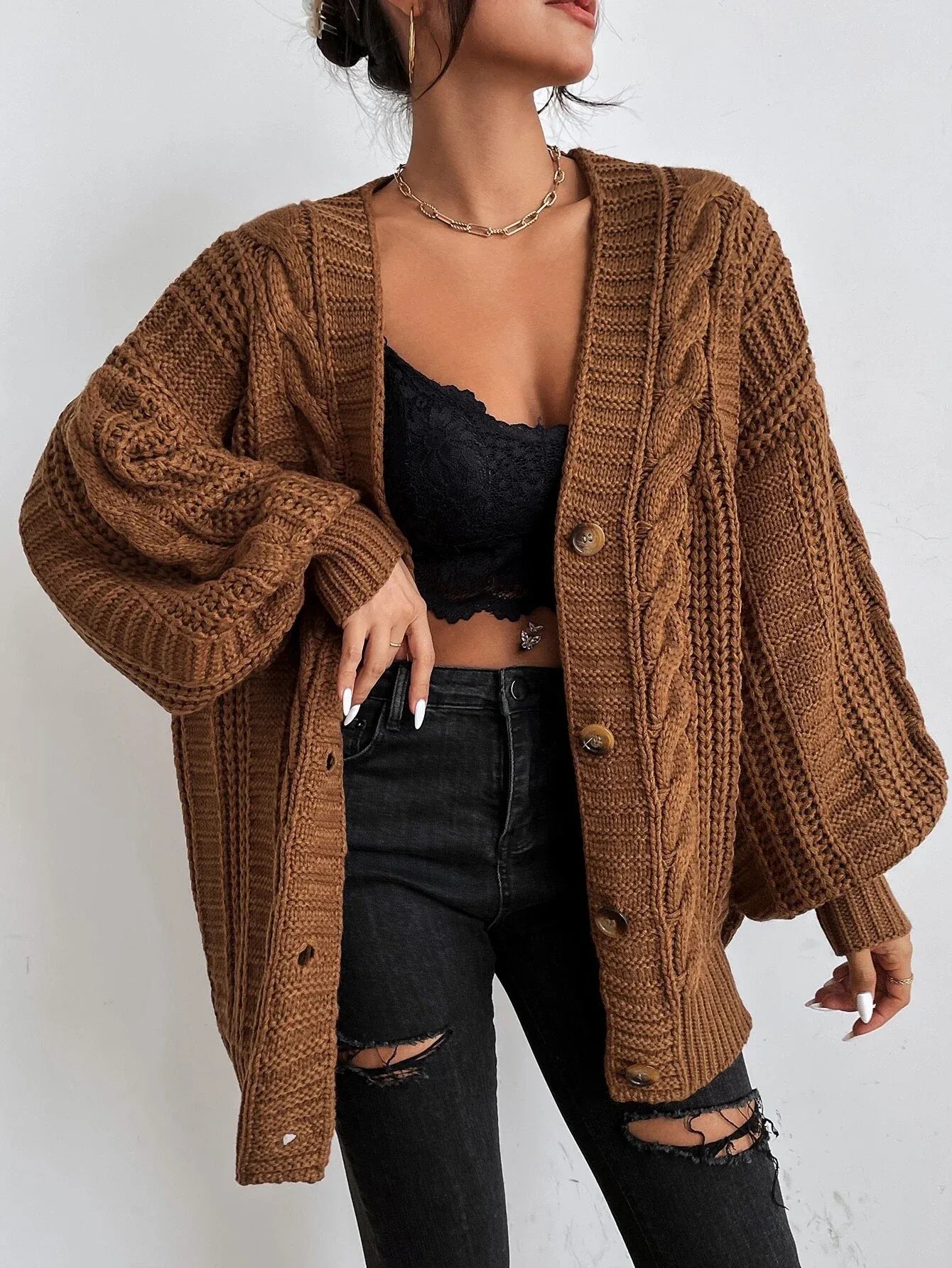 Braune Damen Strickjacke mit Zopfmuster und Knöpfen