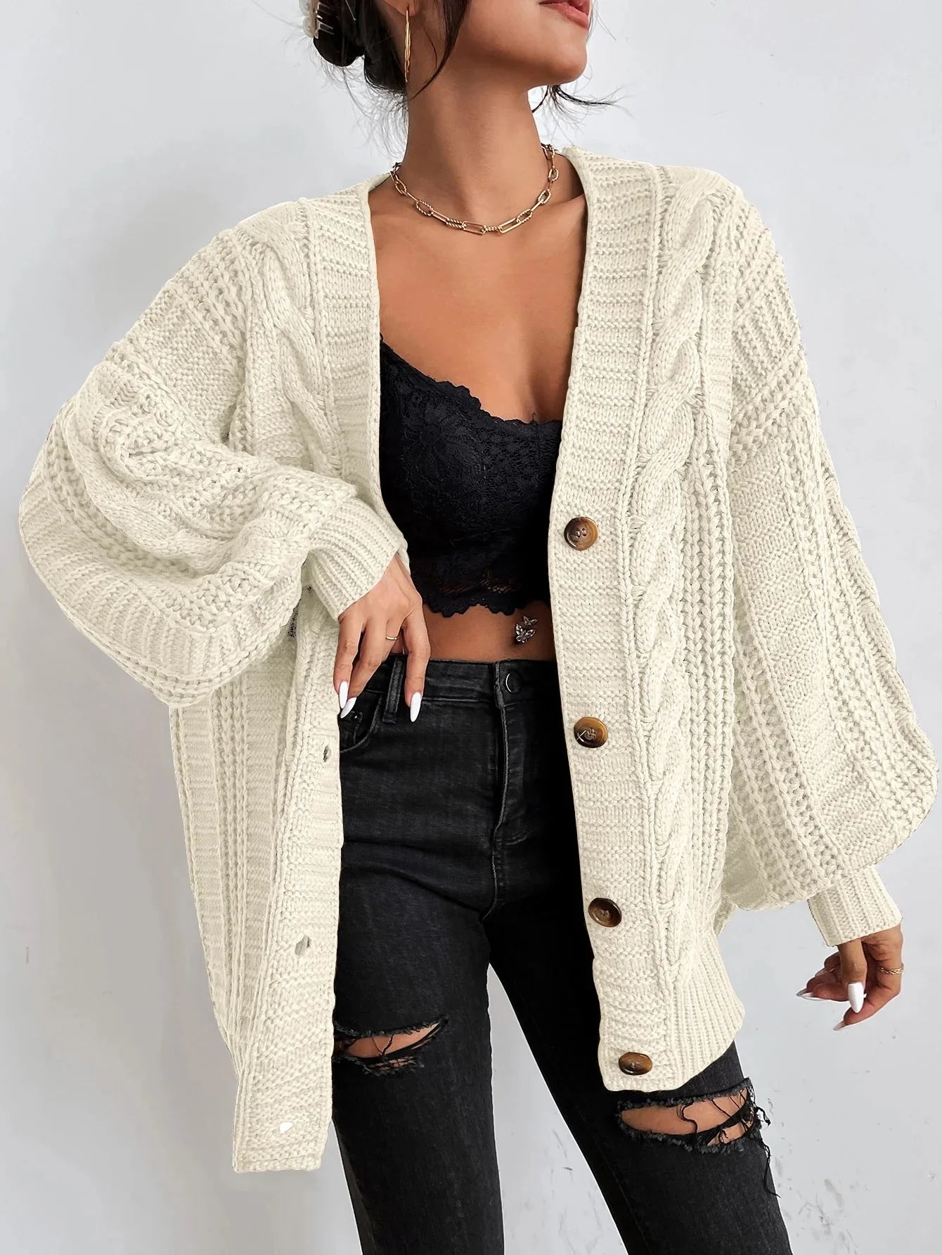 Weiße Strickjacke mit Zopfmuster und Knöpfen Damen