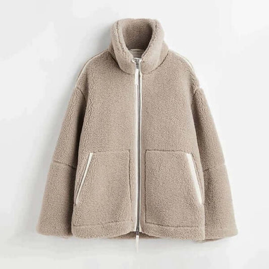 Oversize Teddyjacke beige Damen getragen beim Frühstückscafé im Winter